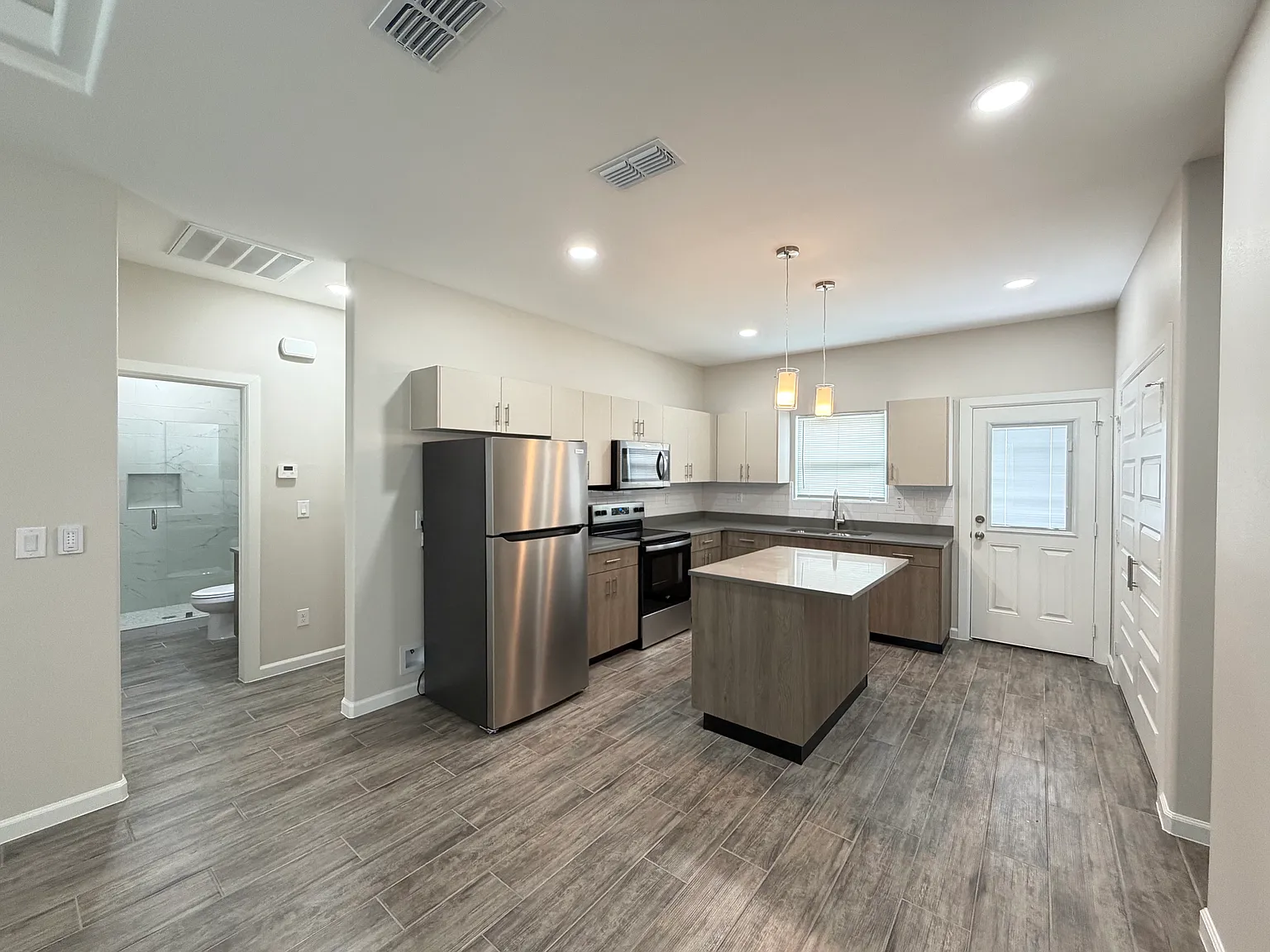 3 bed, 1081 sqft, $1,250 — Photo 2