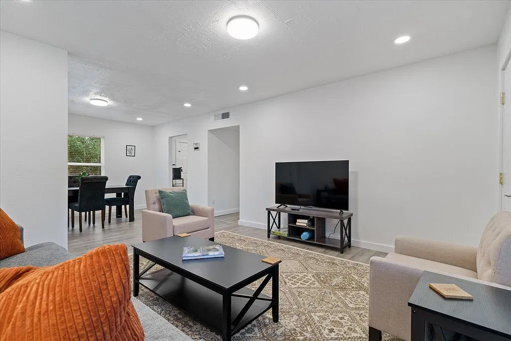 2 bed, 1.0 bath, 925 sqft, $2,000 — Photo 2