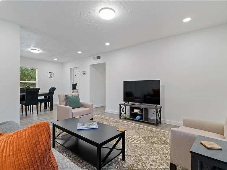 713 Hunter Dr #713 — Photo 2