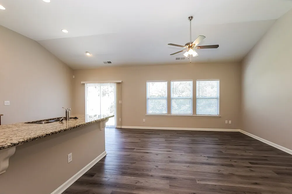 4 bed, 3.0 bath, 1988 sqft, $2,290 — Photo 4