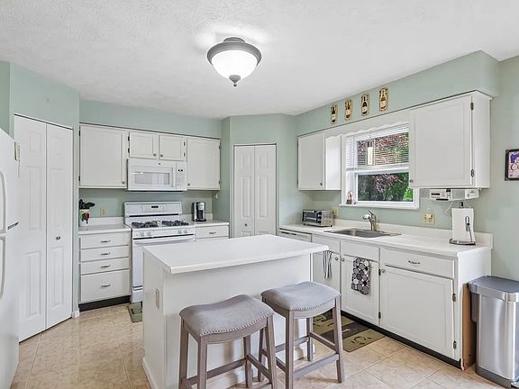 4th image of 301 Holly Ridge Dr
