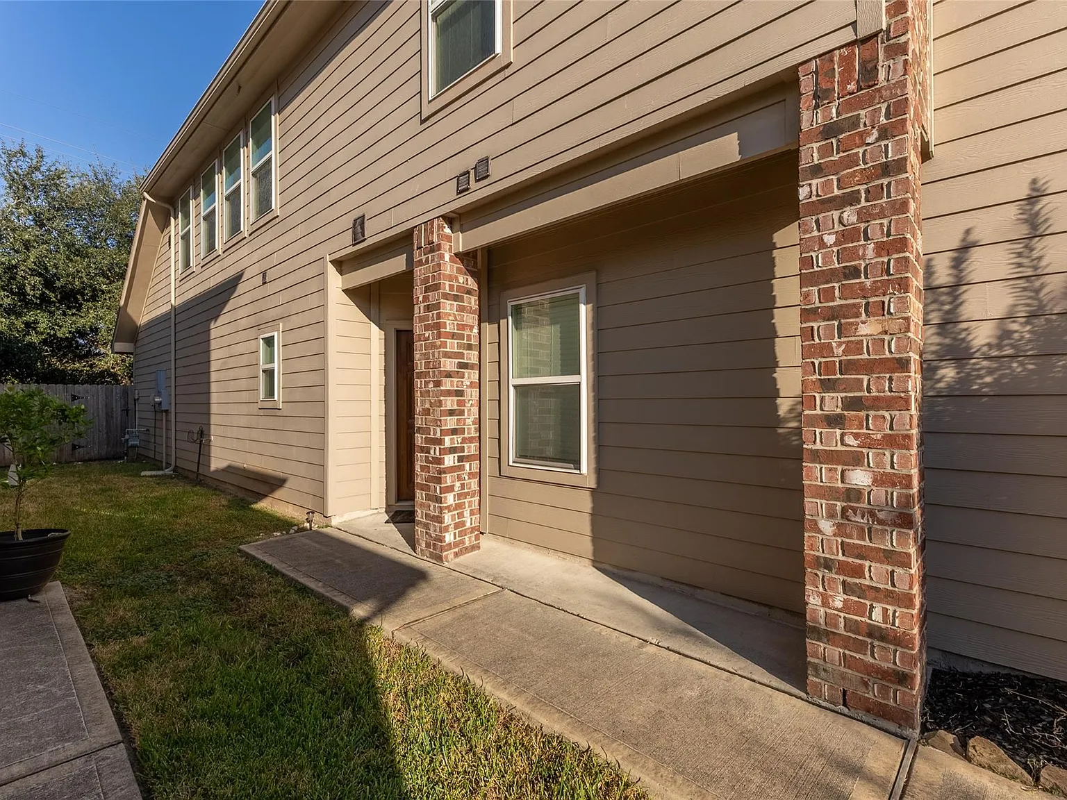 3 bed, 2.5 bath, 2270 sqft, $2,100 — Photo 3