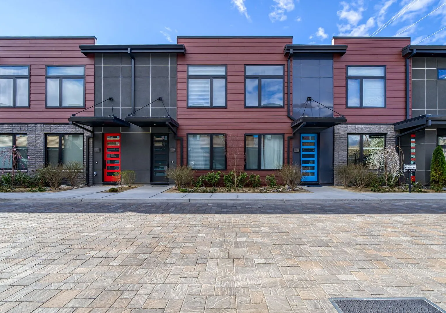 Fully Furnished Modern Downtown Townhome Utilities Included Walk to River & Midtown — Photo 2