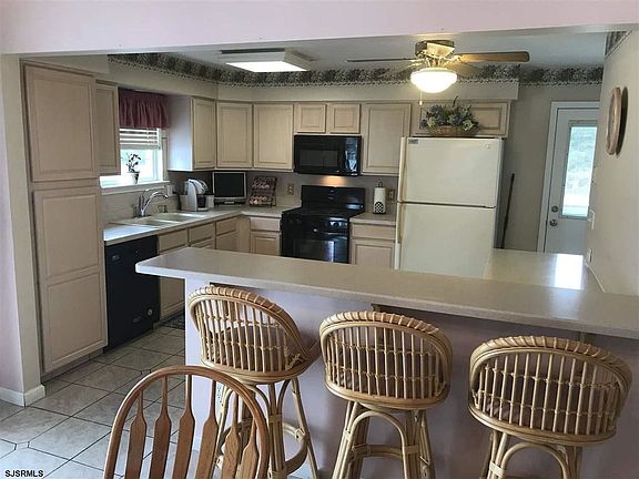 4th image of 323 Superior Rd