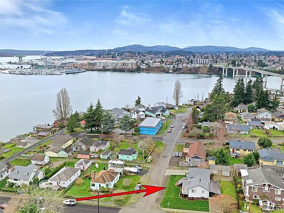 Walk 2 minutes to downtown Manette -right at the foot of the bridge - for coffee, pastries, bars, restaurants, antiques, and more!