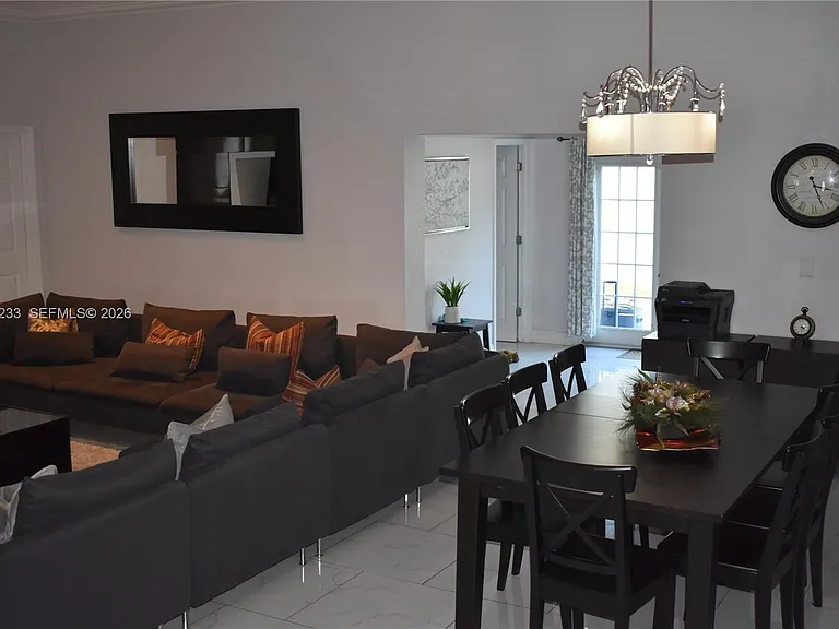 1435 SW 82nd Pl — Photo 3