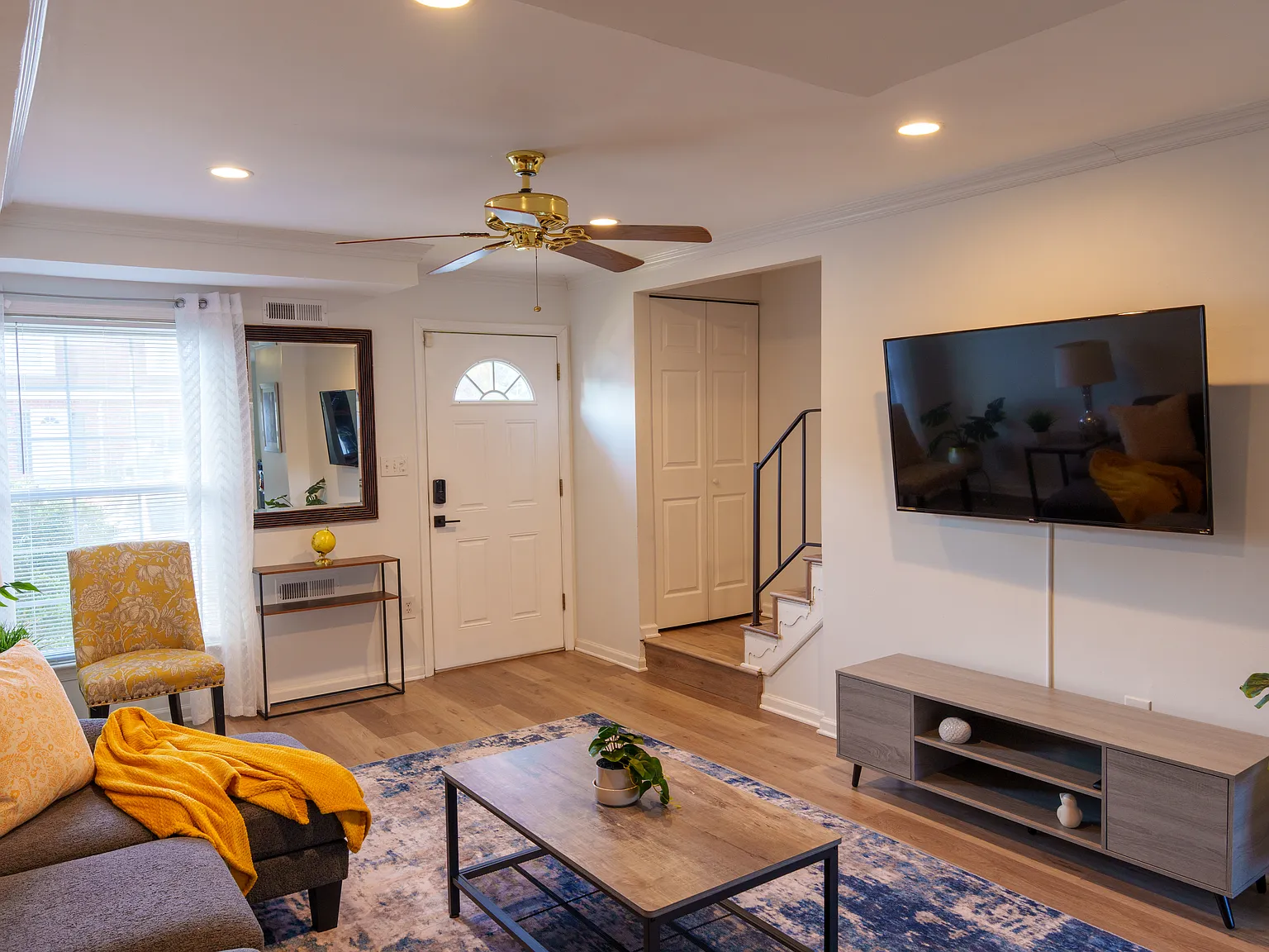 8439 Pioneer Dr — Photo 2