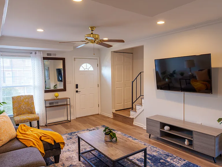 8439 Pioneer Dr — Photo 2