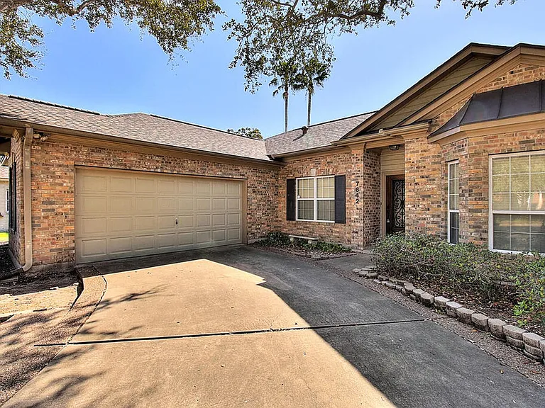 7642 Dallas St — Photo 4