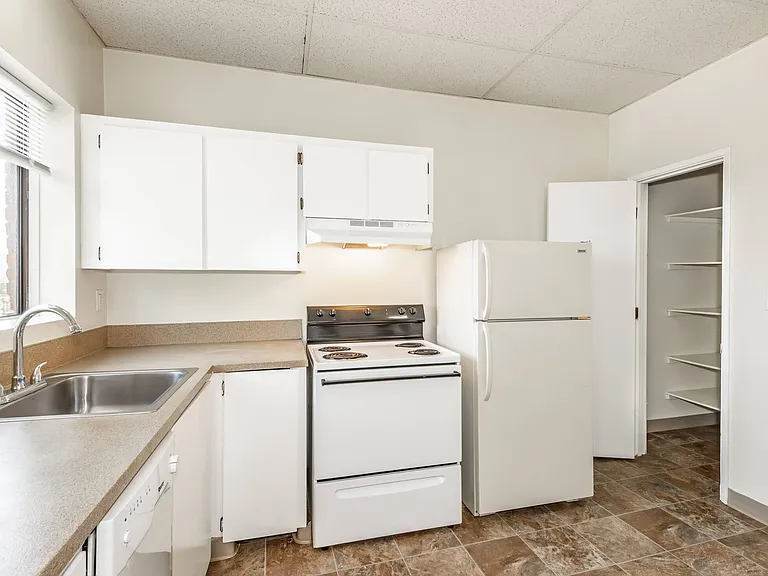 Grandview Apartments — Photo 31
