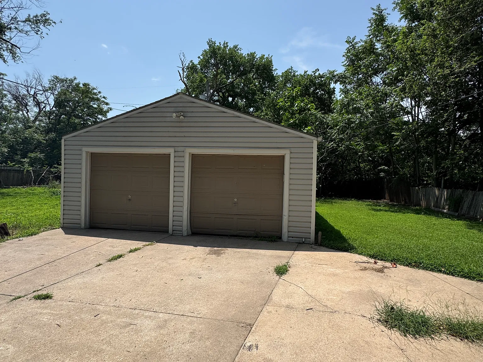 2 bed, 1002 sqft, $1,200 — Photo 2