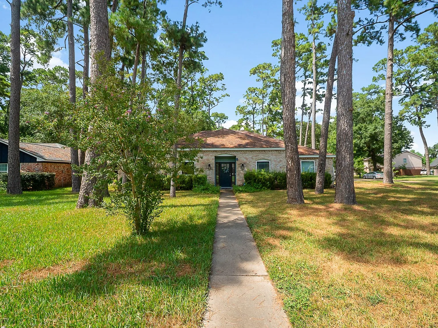 4 bed, 2.5 bath, 2310 sqft, $2,500 — Photo 2