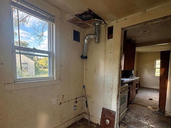 4th image of 3435 N Center Rd