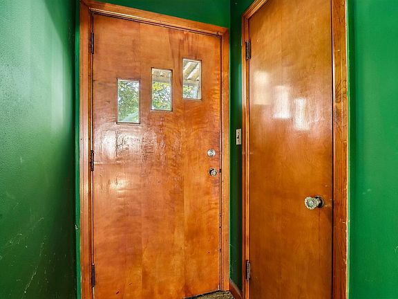 2nd image of 715 Elizabeth STREET