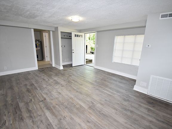 4th image of 1621 Golf Club Ln APT B
