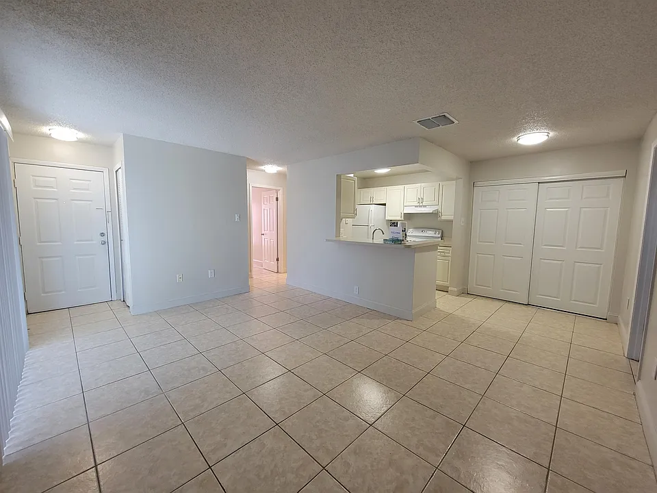 3831 Bowline Cir #104