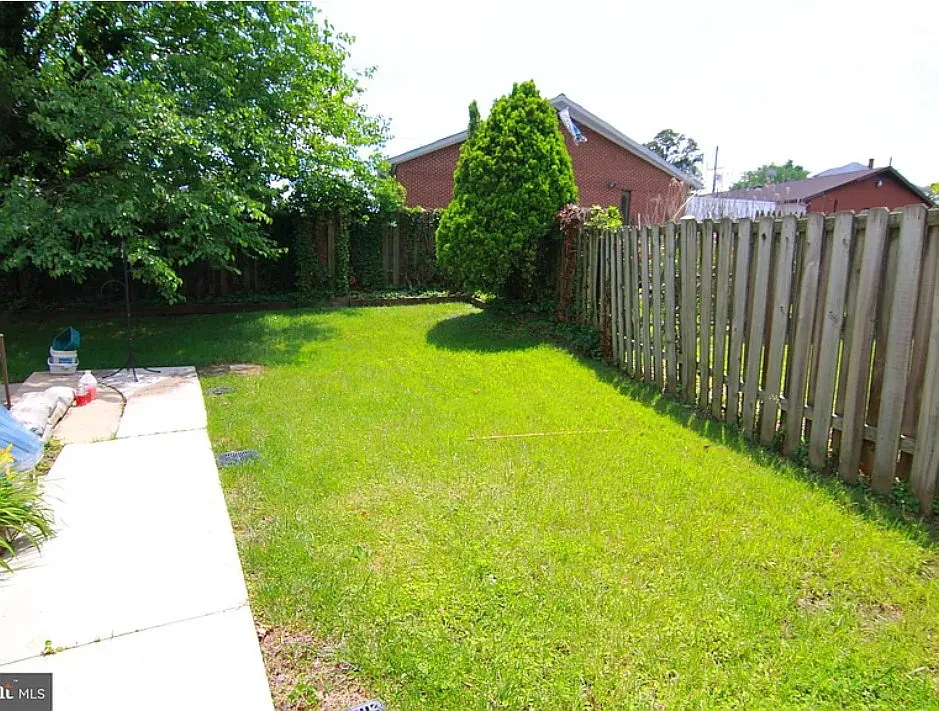 3 bed, 2.5 bath, 1054 sqft, $2,300 — Photo 3