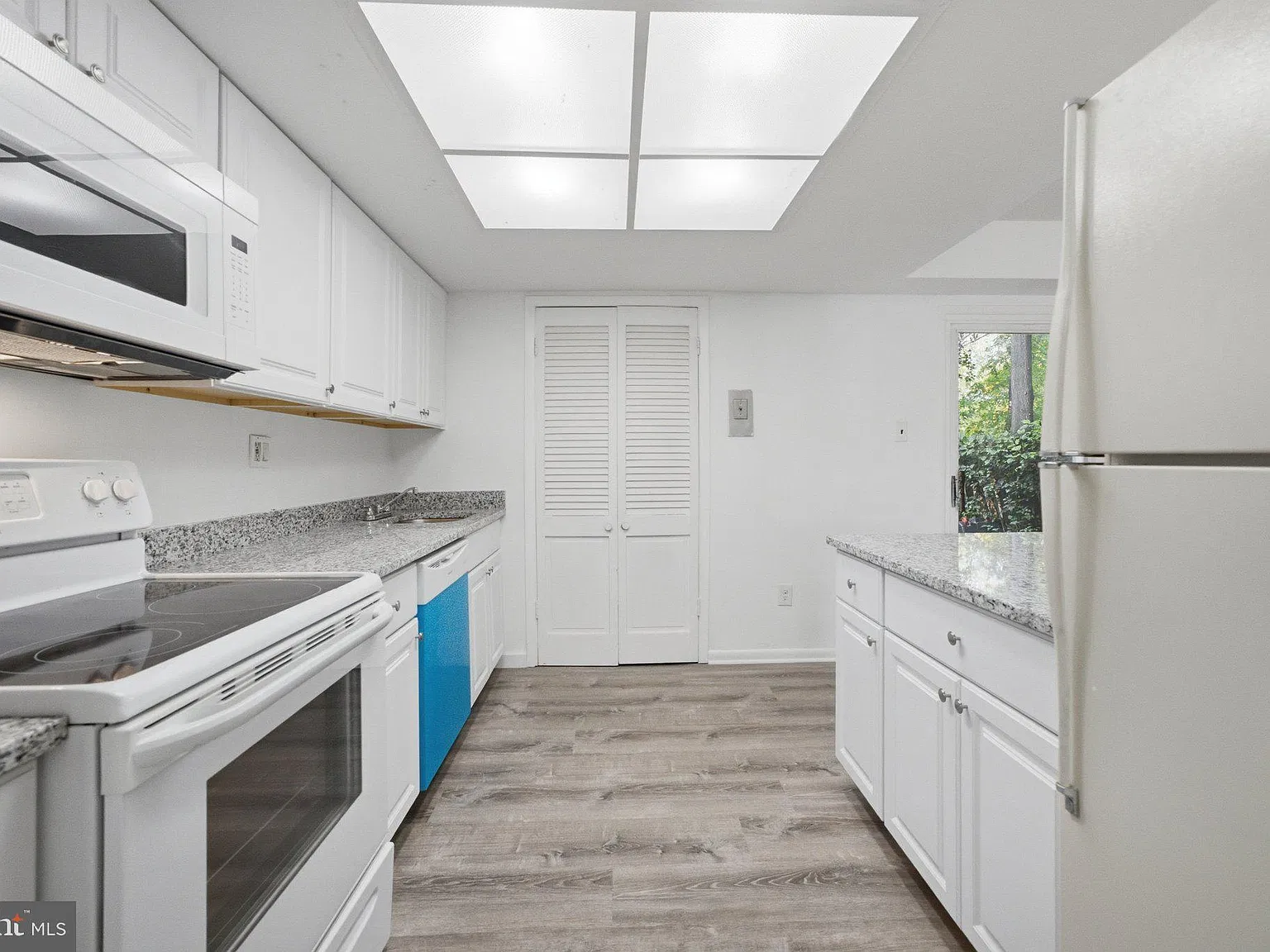 2 bed, 1.5 bath, 1270 sqft, $2,400 — Photo 4
