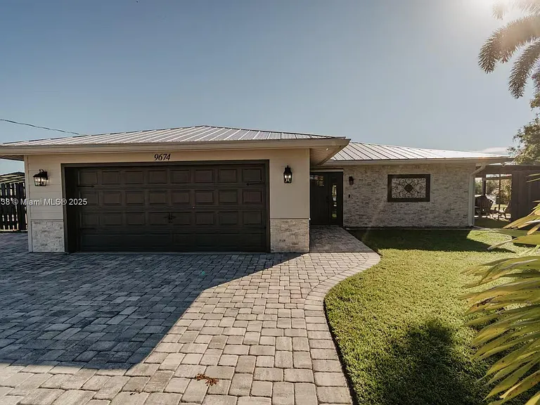 9675 SW Anchor Dr — Photo 2