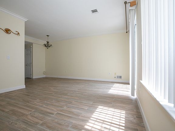 5th image of 121 Admiral Ct #1