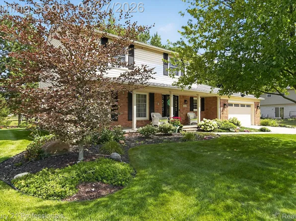 17634 Country Club Dr, Livonia, MI 48152