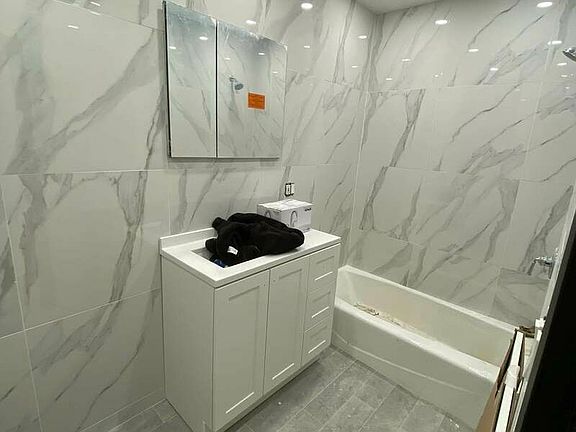 3rd image of 150 De Graw St #3R