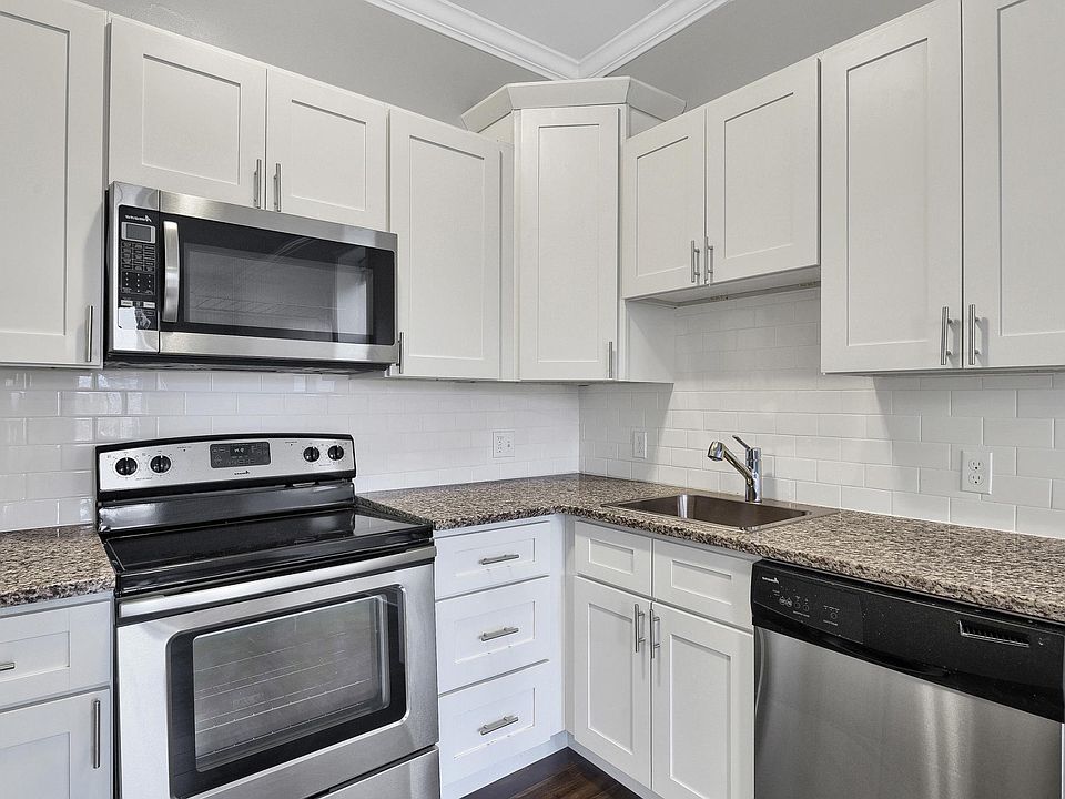 Kitchen - level 1: granite countertops, stainless steel appliances, crown moulding