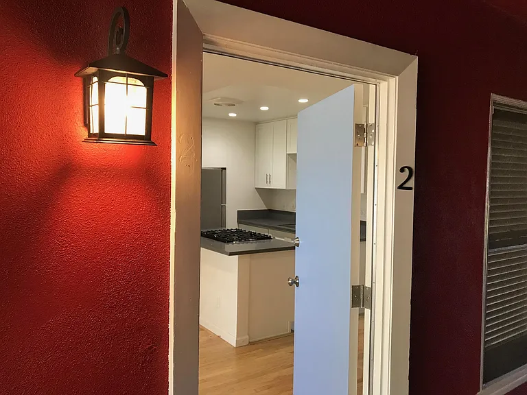 83 S Daisy Ave #2 — Photo 3
