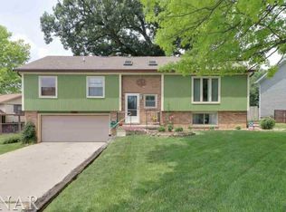 2017 Woodhavens Dr, Bloomington, IL 61701