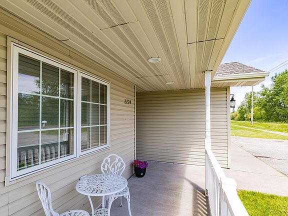 3rd image of 2229 Bardon Ave #2