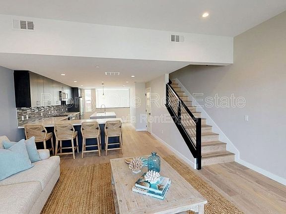 2nd image of 3135 Hugo St