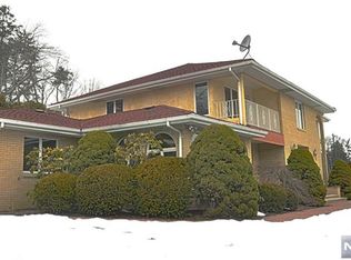 656 East Dr, Oradell, NJ 07649