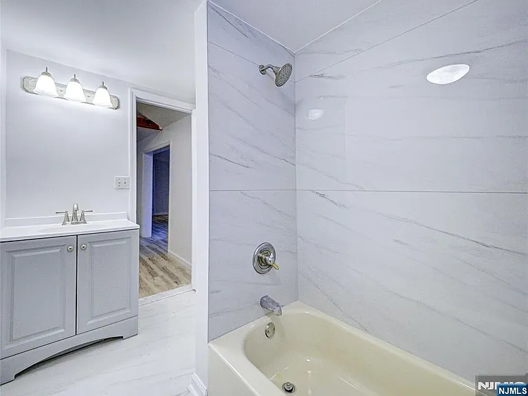 240 Acabonack Rd — Photo 6