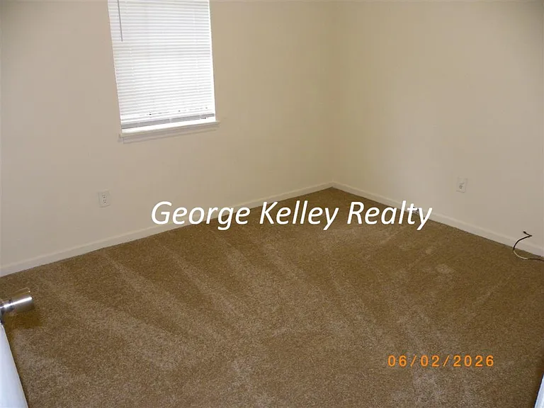 2nd bedroom with new carpet and new Window blind