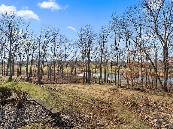 4th image of 1011 Woodland Ct