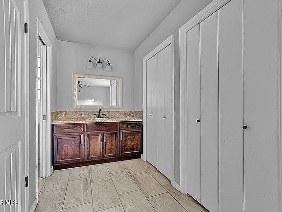 30th image of 3709 Roslyn Dr