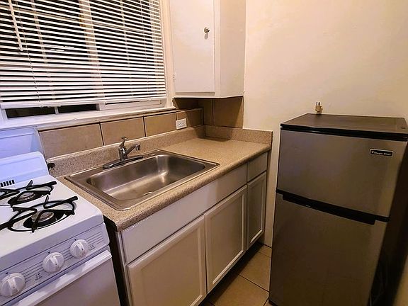 2nd image of 1425 Macarthur Blvd #7