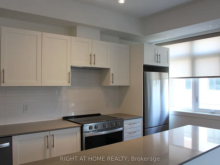 1075 Douglas McCurdy Cmn #249 — Photo 4