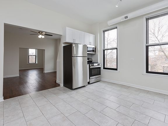 3rd image of 1307 N Leavitt St #3S
