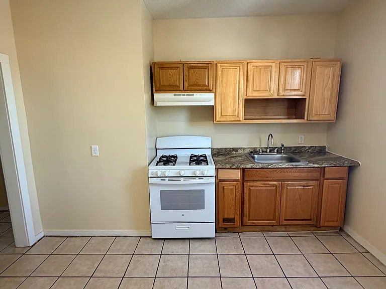 33 Dickerman St #D — Photo 5