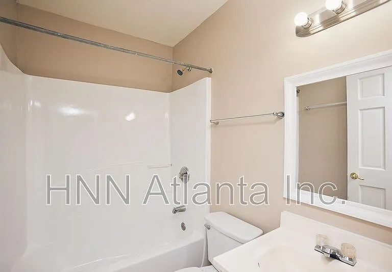162 Hedges St SE — Photo 4