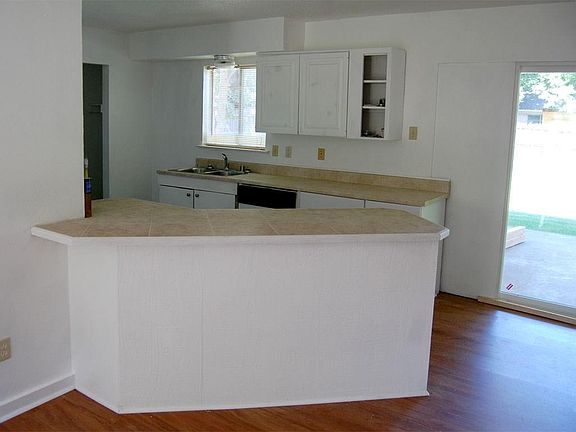 3rd image of 1700 Sherrye Dr