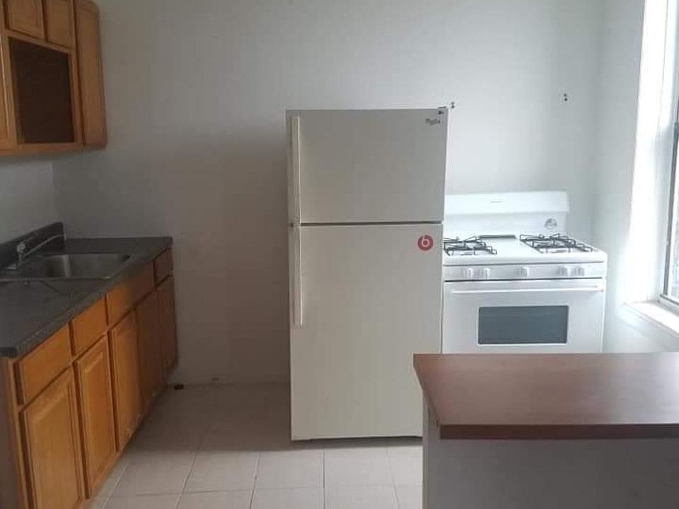 2nd image of 110 Avenue S APT 2
