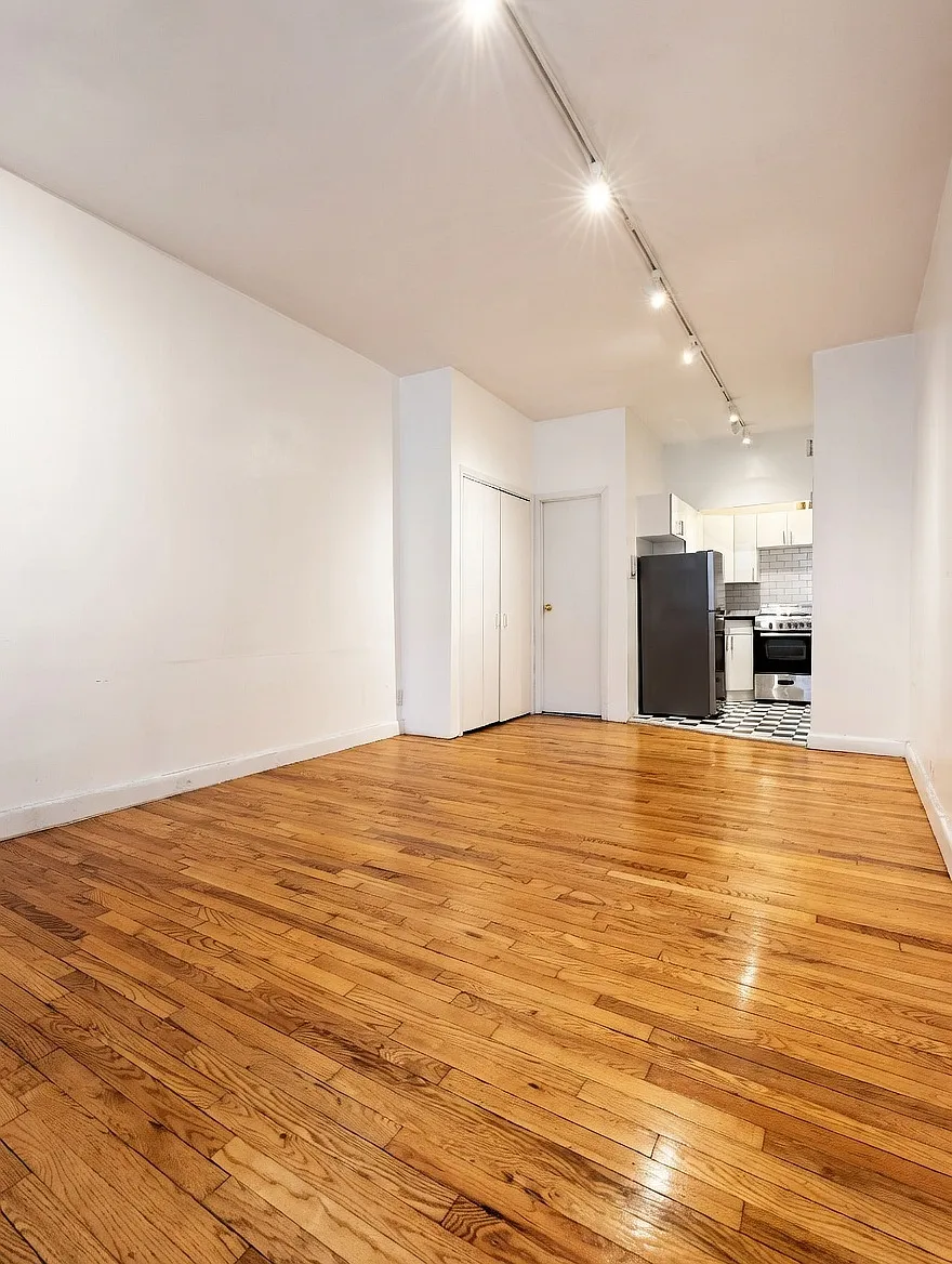 Building Photo - 305 Spring St #3D