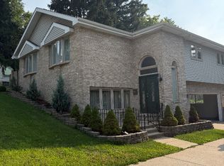 712 Chestnut St, Lemont, IL 60439