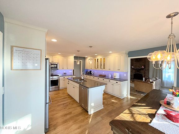 4th image of 1121 Fox Run Rd