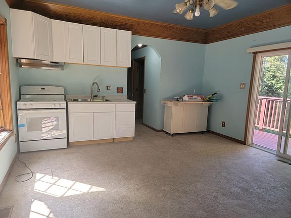 3rd image of 870 Woodland Dr #1