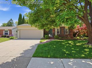 16128 Touraine Dr, Clinton Township, MI 48038