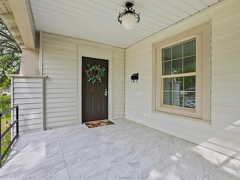 537 E Sears St — Photo 2