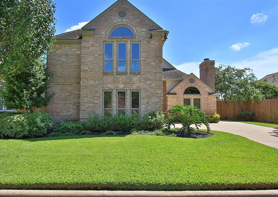 Beautiful established Westwick a secluded neighborhood with EZ access to Energy corridor, fine dining, shopping and medical facilities